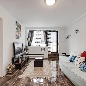 Bright Parkdale Court - Little Portugal W/ Free Parking Apartment